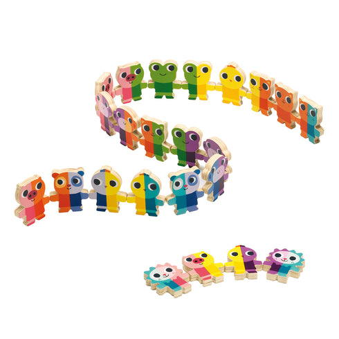 「ドミノアップ」という商品です。木製のつなげるドミノ。手の発達を促し遊びながら色や動物の認識ができる木の知育おもちゃです。